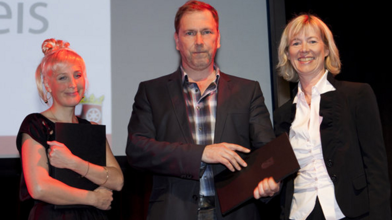 von links: Nina Büttner, René Pollesch und Ministerin Ahnen, Foto: Martina Pipprich_ copyright Staatskanzlei RLP