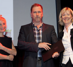 von links: Nina Büttner, René Pollesch und Ministerin Ahnen, Foto: Martina Pipprich_ copyright Staatskanzlei RLP