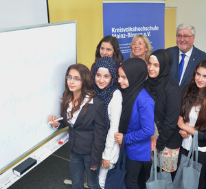 Ministerin Doris Ahnen und Landtagspräsident Joachim Mertes mit Schülerinnen; Bild: Kreisvolkshochschule Mainz-Bingen