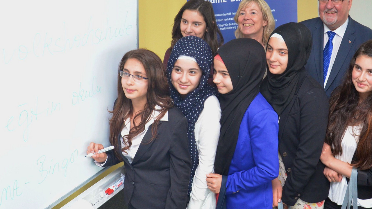 Ministerin Doris Ahnen und Landtagspräsident Joachim Mertes mit Schülerinnen; Bild: Kreisvolkshochschule Mainz-Bingen
