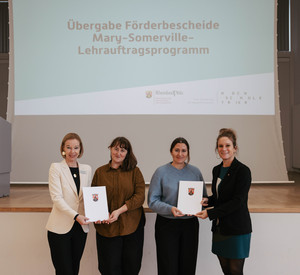Ministerialdirektorin Katharina Heil, Hochschulpräsidentin Prof. Dr. Dorit Schumann und zwei Teilnehmerinnen bei der Mary-Sommerville Bescheidübergabe 