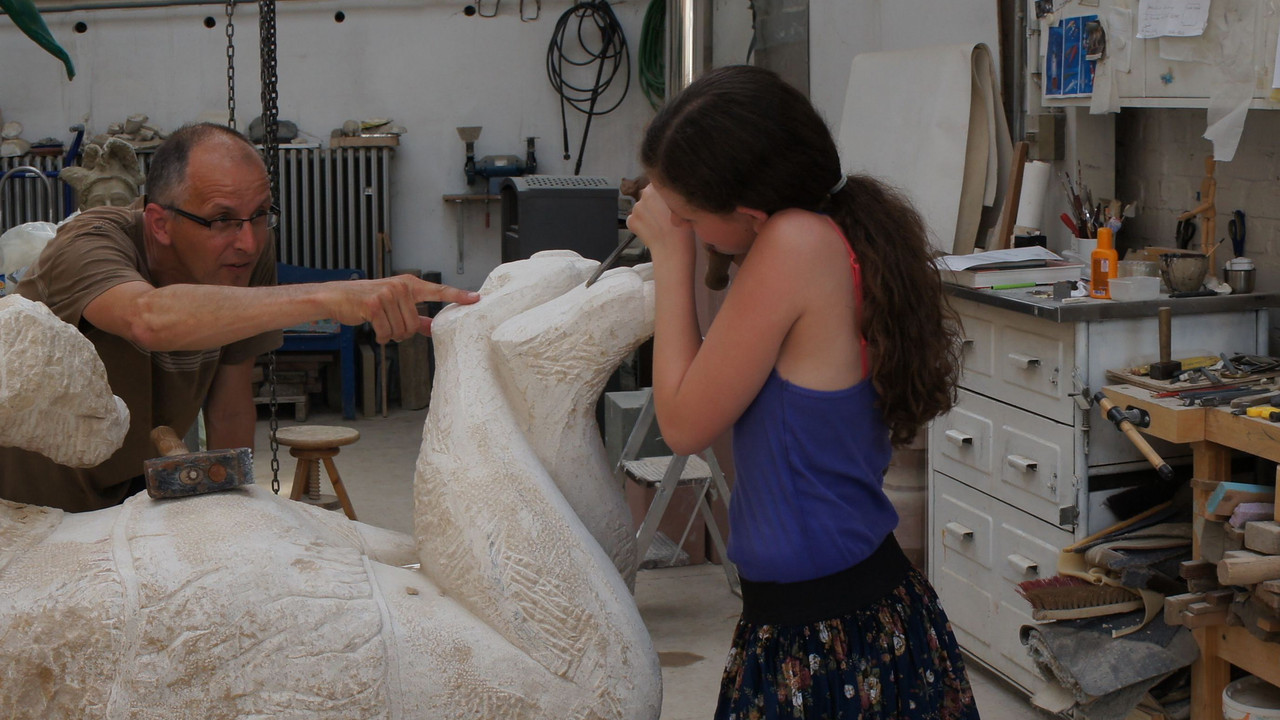 Mädchen arbeitet mit Künstler an Figur, Foto: M. Gräf-Bohne