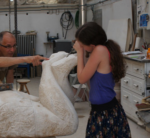 Mädchen arbeitet mit Künstler an Figur, Foto: M. Gräf-Bohne