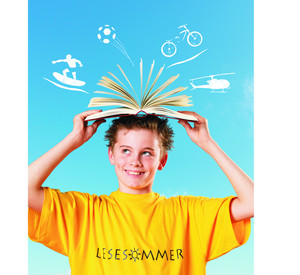 Junge mit Buch auf dem Kopf, Plakatmotiv Lesesommer Rheinland-Pfalz