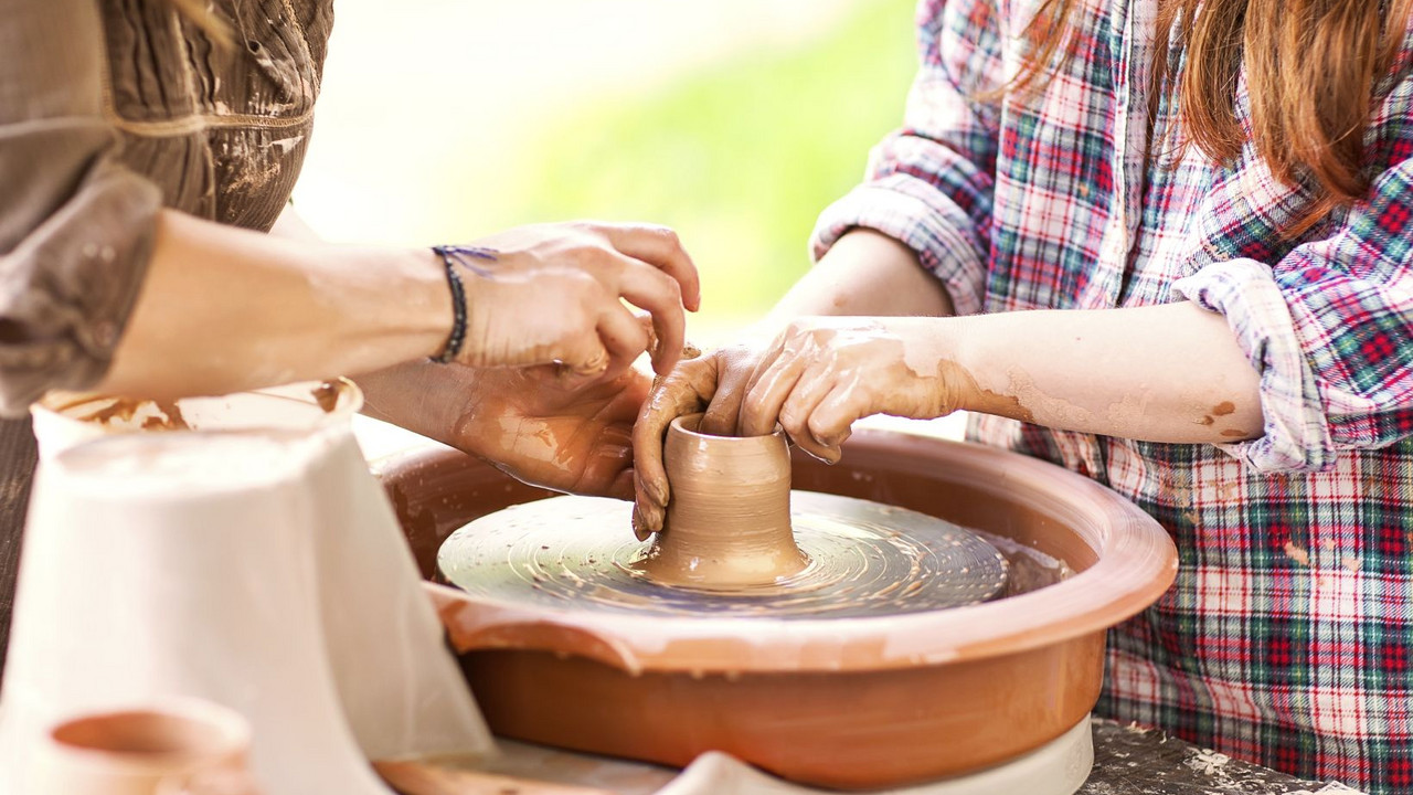 Töpfernde Hände; Bild © istock FotoimperiyA