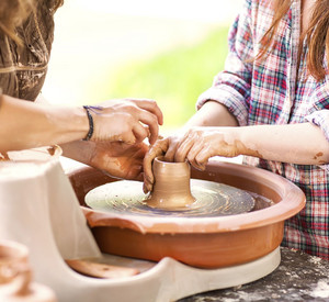 Töpfernde Hände; Bild © istock FotoimperiyA