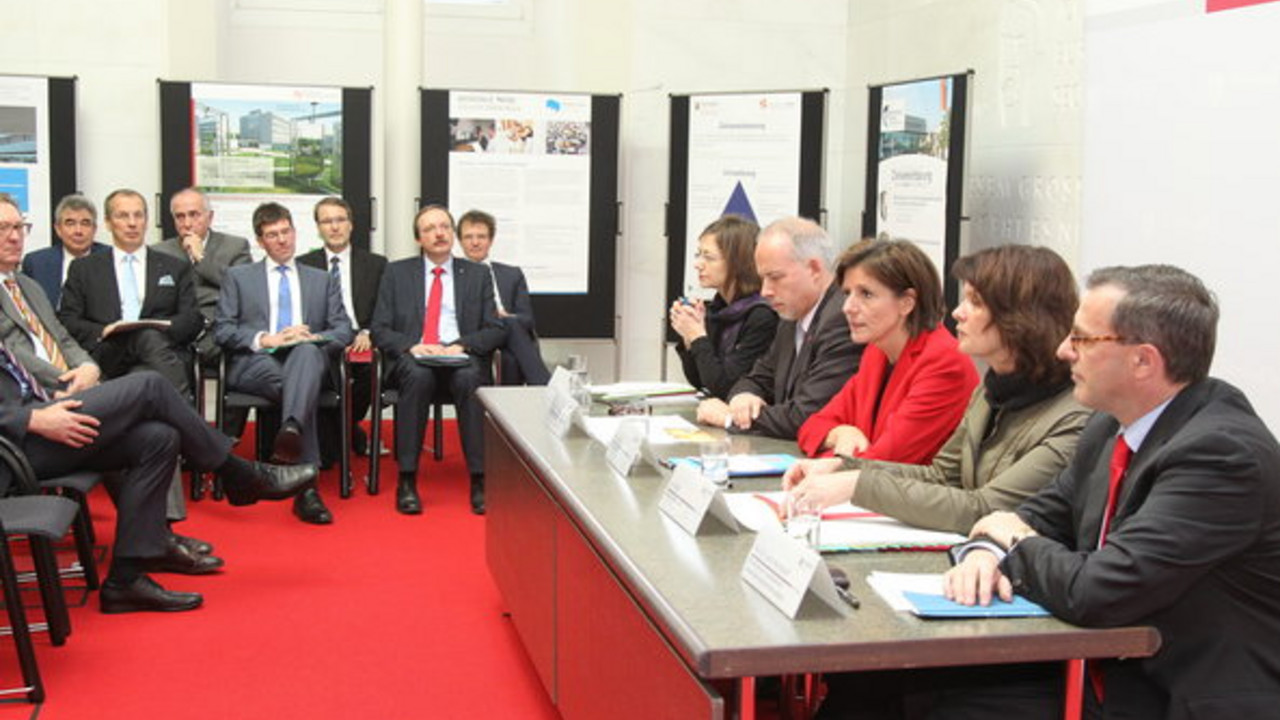 Blick auf das Podium der Pressekonferenz, Foto: Sämmer/Staatskanzlei