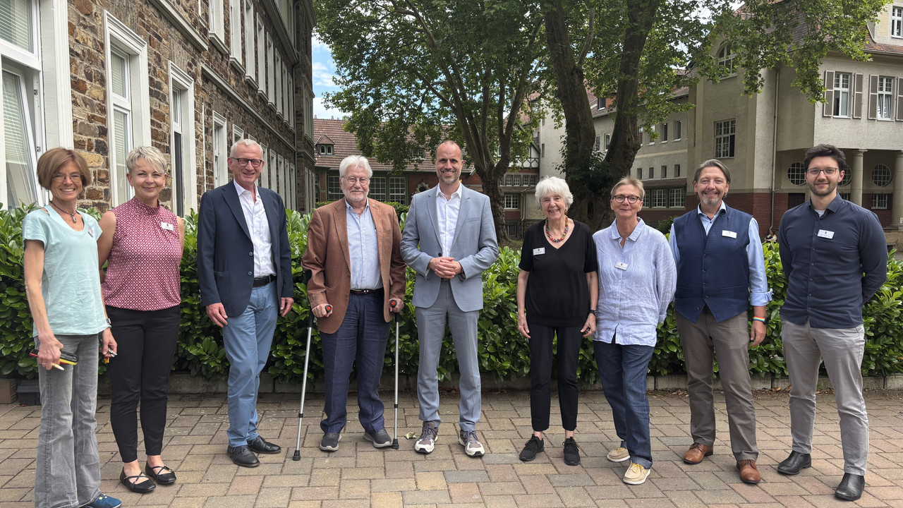 Gesundheitsminister Clemens Hoch posiert mit Verterterinnen und Vertretern der Dr. von Ehrenwall'sche Klinik  in Ahrweiler