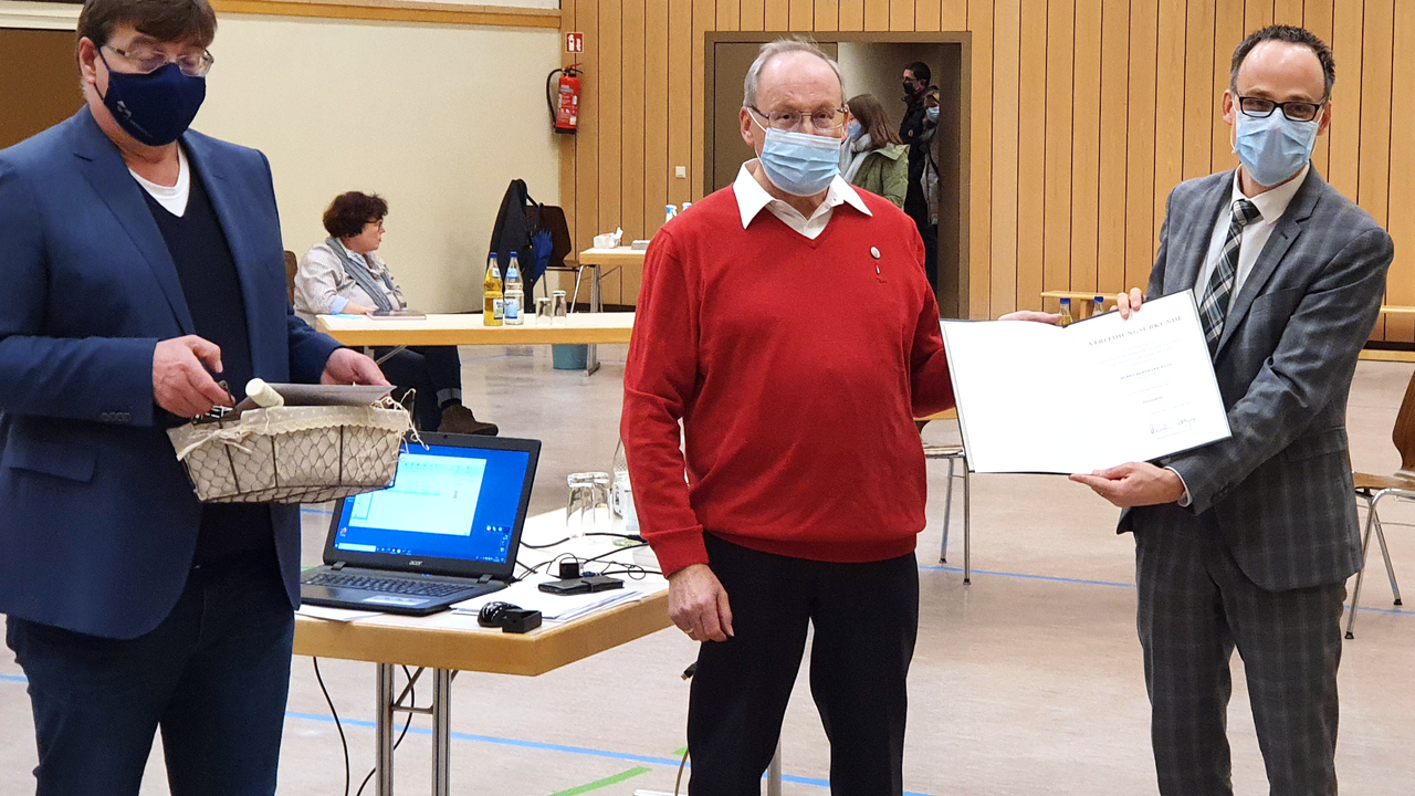 Staatssekretär Dr. Denis Alt überreicht Bernhard Haas die Urkunde für sein Engagement. 