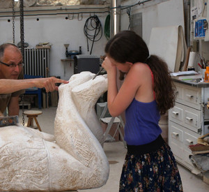 Mädchen arbeitet mit Künstler an Figur/ Foto: M. Gräf-Bohne