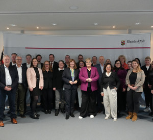Gruppenfoto mit Staatsekretärin Nicole Steingaß auf der Landespräventionskonferenz 