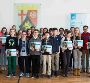 Gruppenfoto Siegerehrung Schülerwettbewerb "Faszination Technik"