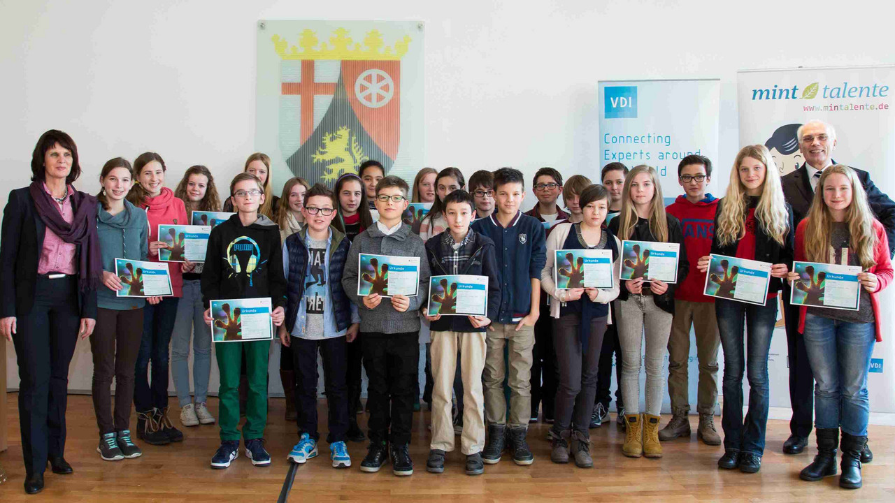 Gruppenfoto Siegerehrung Schülerwettbewerb "Faszination Technik"