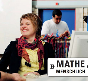 Beispiel einer Postkarte: Lehrerin und die Aufschrift "Mathe menschlich"