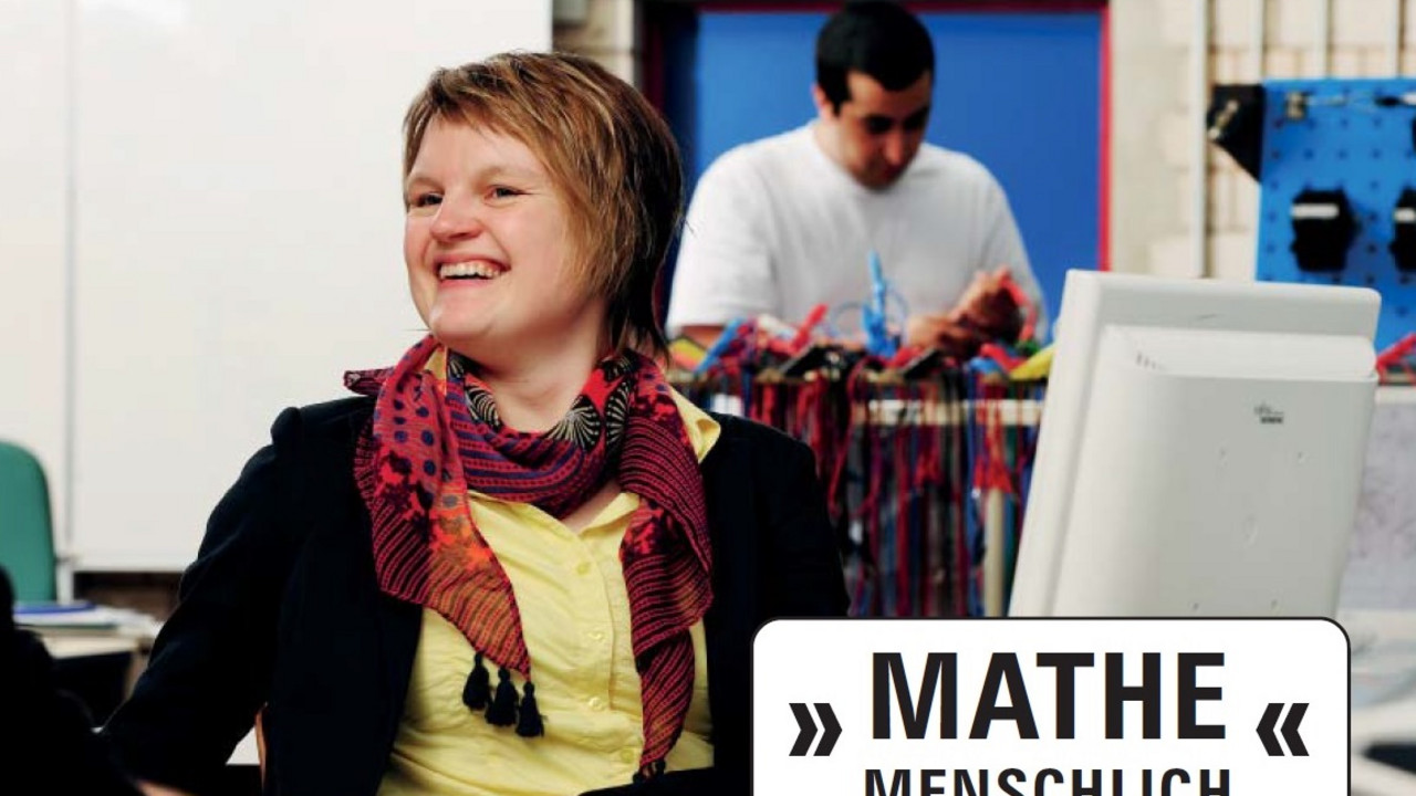Beispiel einer Postkarte: Lehrerin und die Aufschrift "Mathe menschlich"