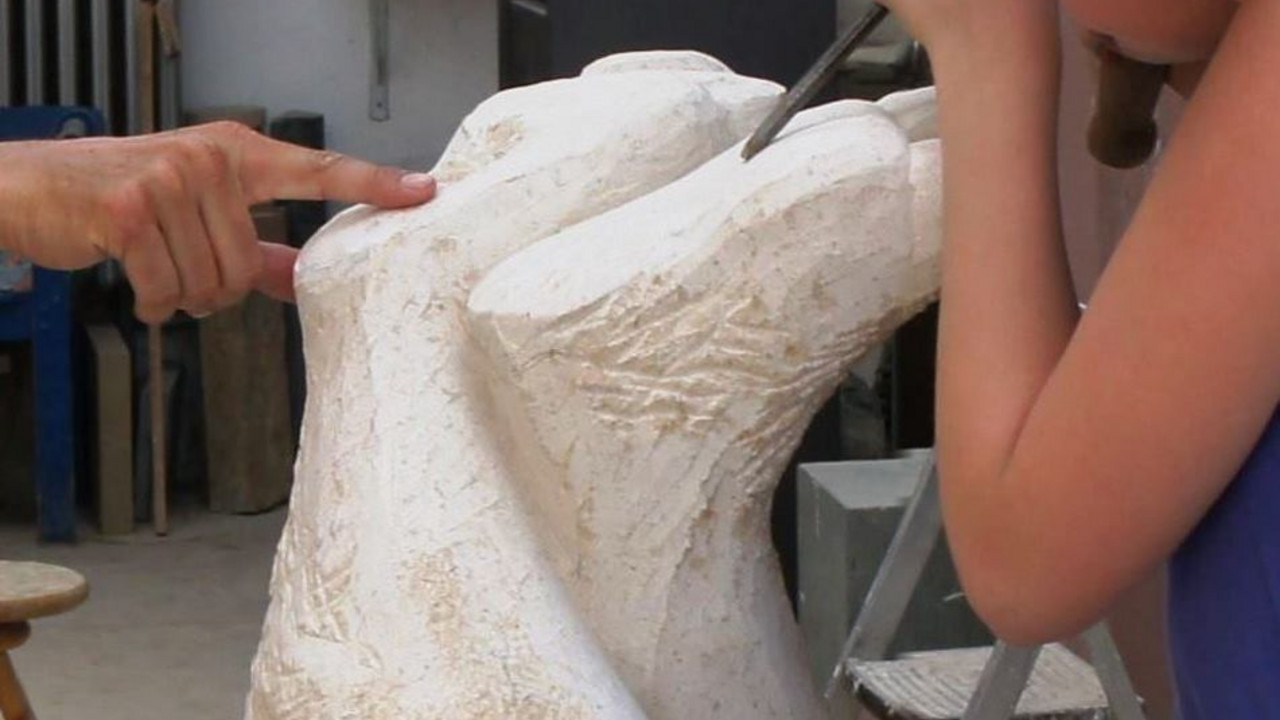 Foto: Mädchen bearbeitet eine Skulptur; Bild Gräf-Bohne