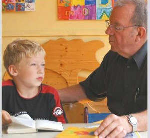 Bild Bürgerstiftung Pfalz - Mann mit Patenkind